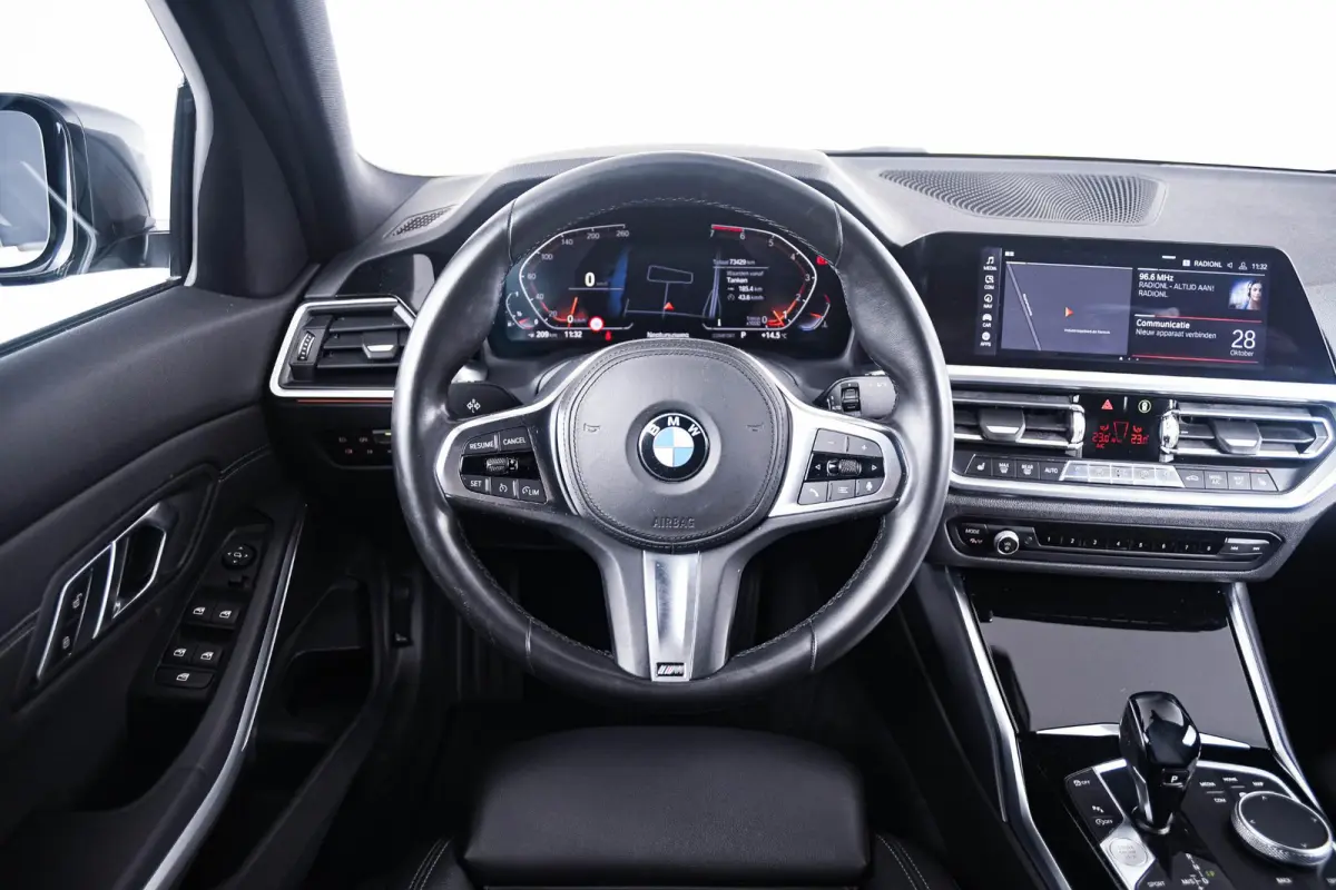 320i Executive Edition Sport Line - Head up - Sportstoelen - Cruise control - PDC voor/achter - Geluidswerende ruiten voor - Elektrisch verwarmde voorstoelen -