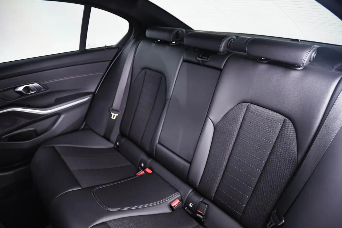 320i Executive Edition Sport Line - Head up - Sportstoelen - Cruise control - PDC voor/achter - Geluidswerende ruiten voor - Elektrisch verwarmde voorstoelen -