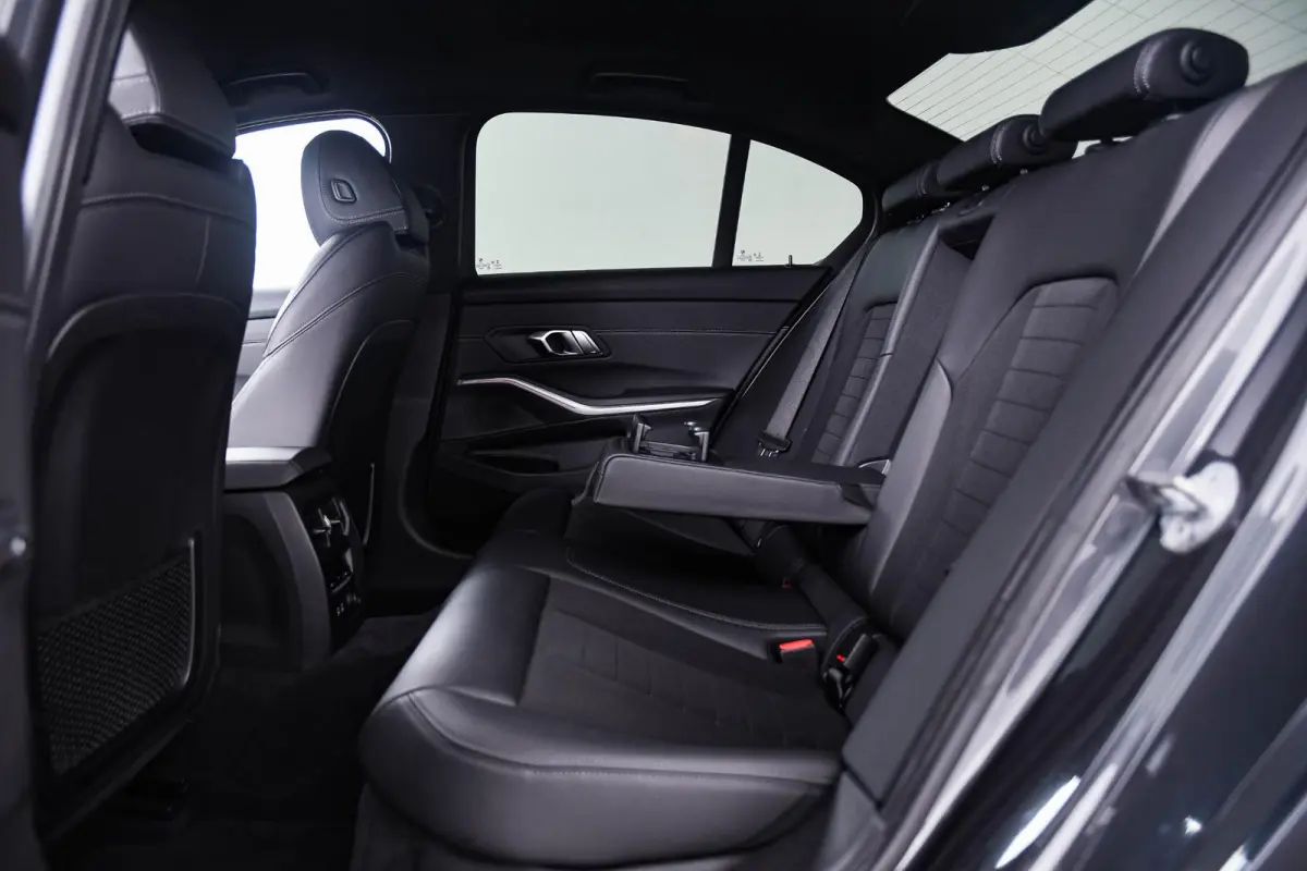 320i Executive Edition Sport Line - Head up - Sportstoelen - Cruise control - PDC voor/achter - Geluidswerende ruiten voor - Elektrisch verwarmde voorstoelen -