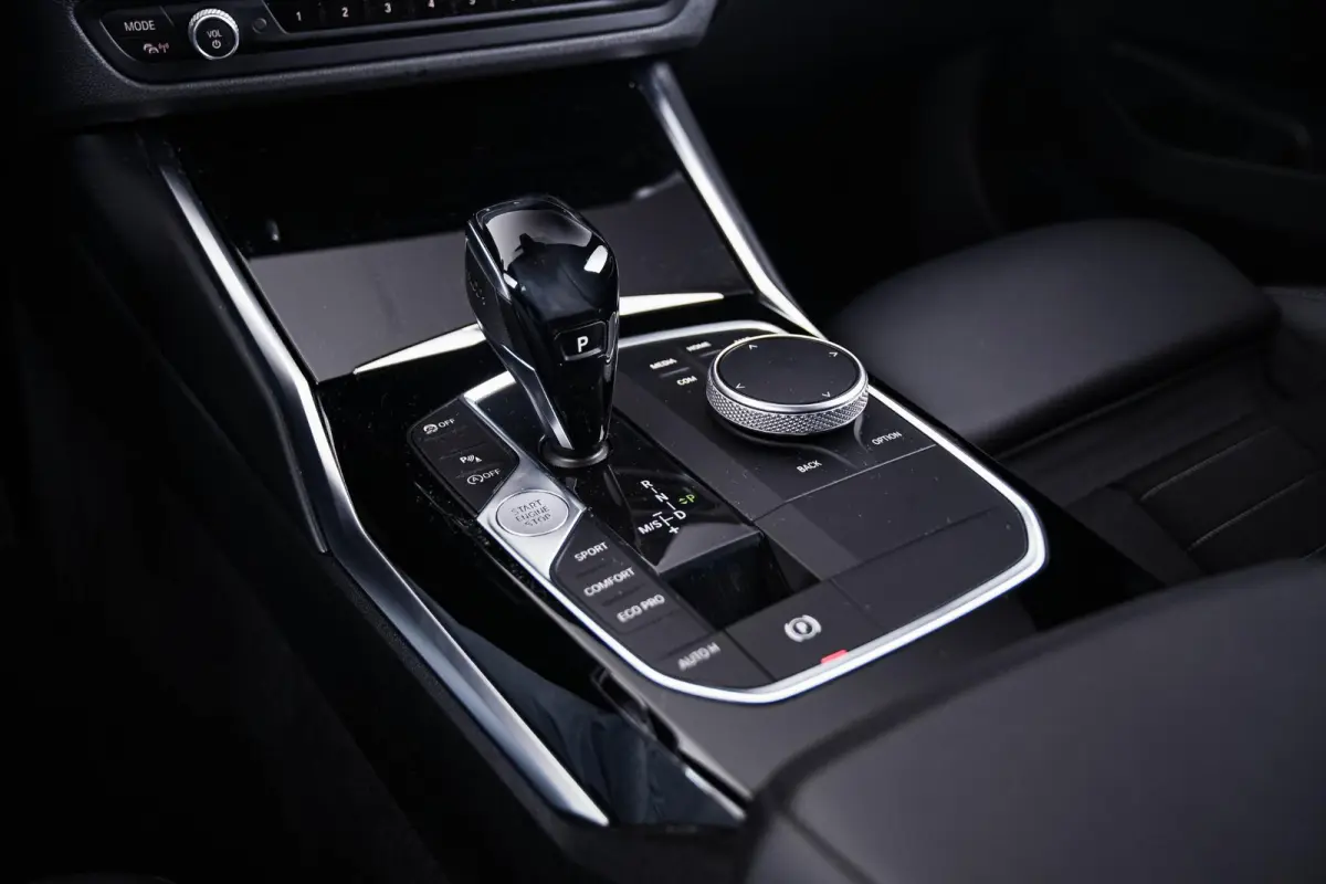 320i Executive Edition Sport Line - Head up - Sportstoelen - Cruise control - PDC voor/achter - Geluidswerende ruiten voor - Elektrisch verwarmde voorstoelen -
