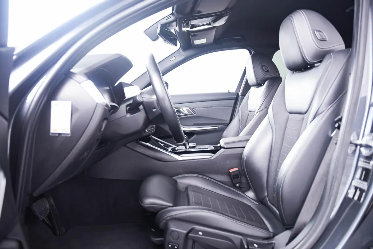 320i Executive Edition Sport Line - Head up - Sportstoelen - Cruise control - PDC voor/achter - Geluidswerende ruiten voor - Elektrisch verwarmde voorstoelen -