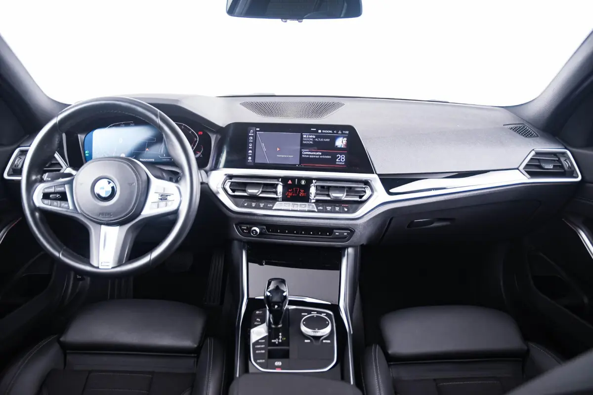 320i Executive Edition Sport Line - Head up - Sportstoelen - Cruise control - PDC voor/achter - Geluidswerende ruiten voor - Elektrisch verwarmde voorstoelen -