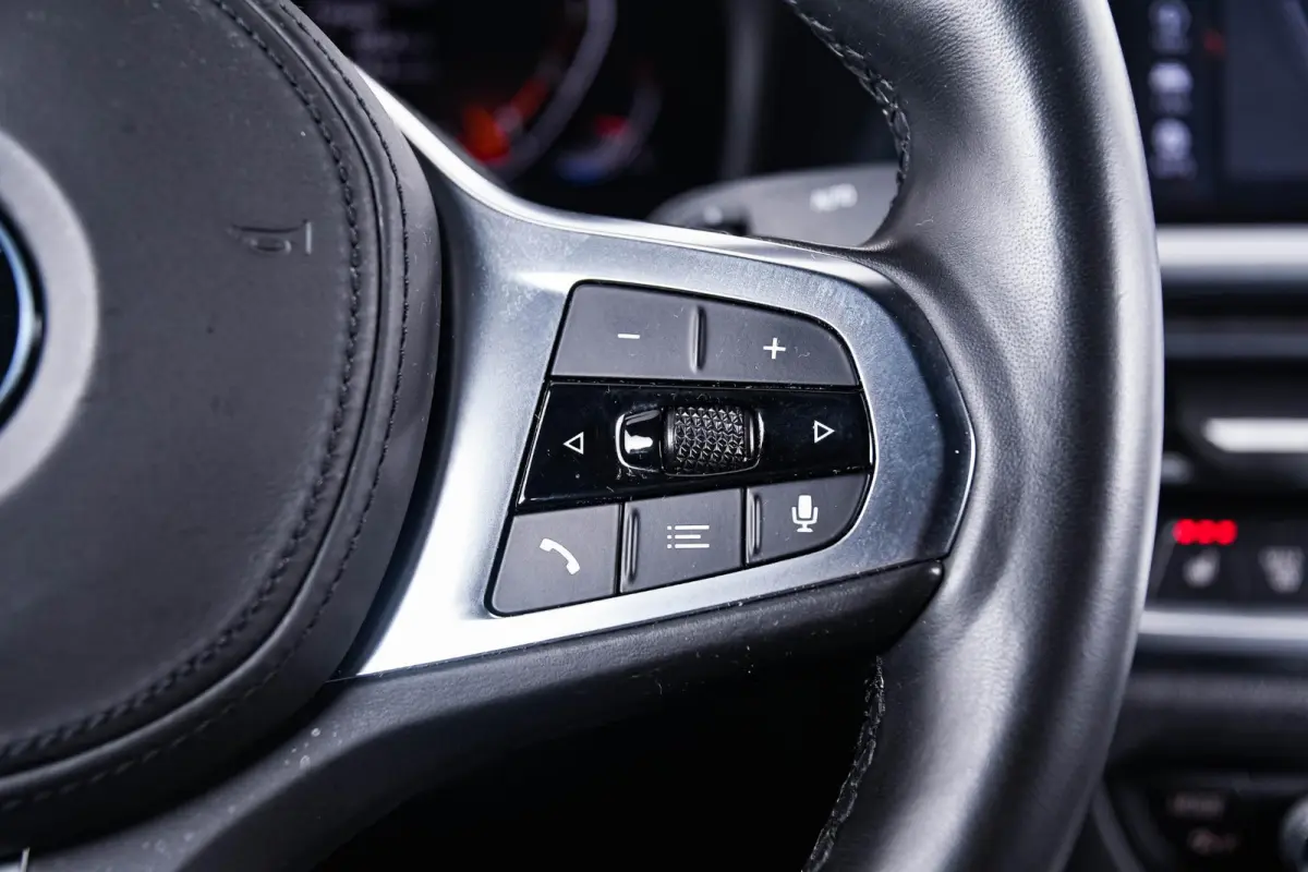 320i Executive Edition Sport Line - Head up - Sportstoelen - Cruise control - PDC voor/achter - Geluidswerende ruiten voor - Elektrisch verwarmde voorstoelen -