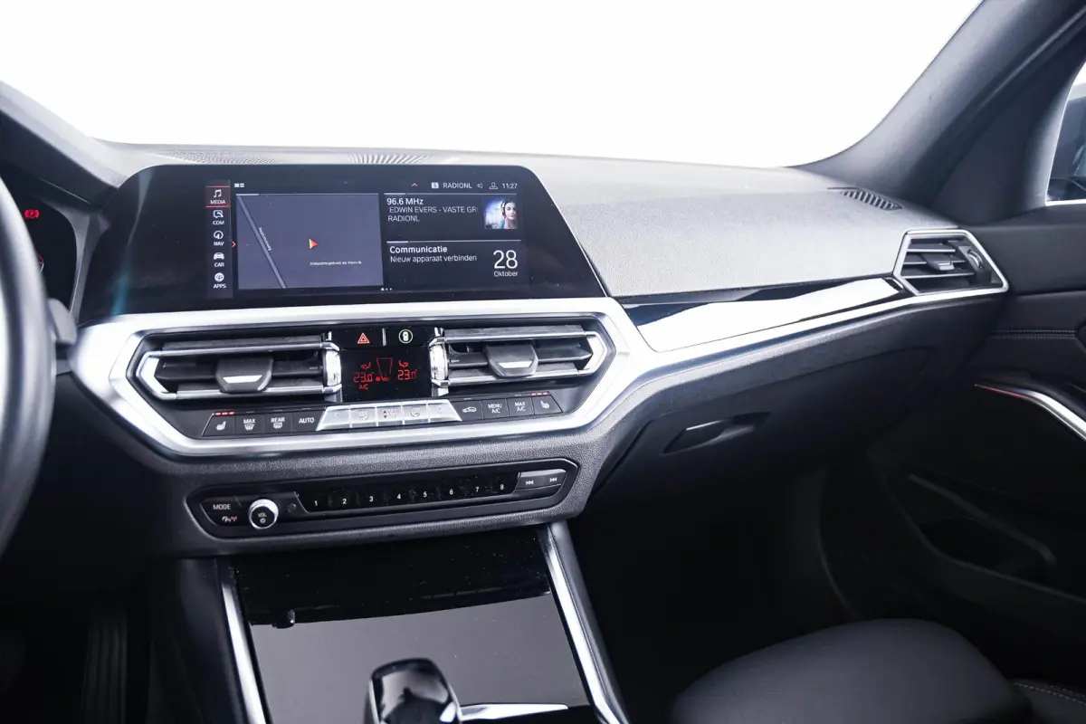 320i Executive Edition Sport Line - Head up - Sportstoelen - Cruise control - PDC voor/achter - Geluidswerende ruiten voor - Elektrisch verwarmde voorstoelen -