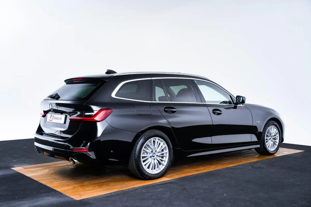 320e Luxury Line - Trekhaak - Panoramadak - Active Cruise Control - Stuurwielrand verwarmd - Elektrisch verstelbare/verwarmde stoelen - Geluiddempende/Getinte ruiten - Parking Assistant -