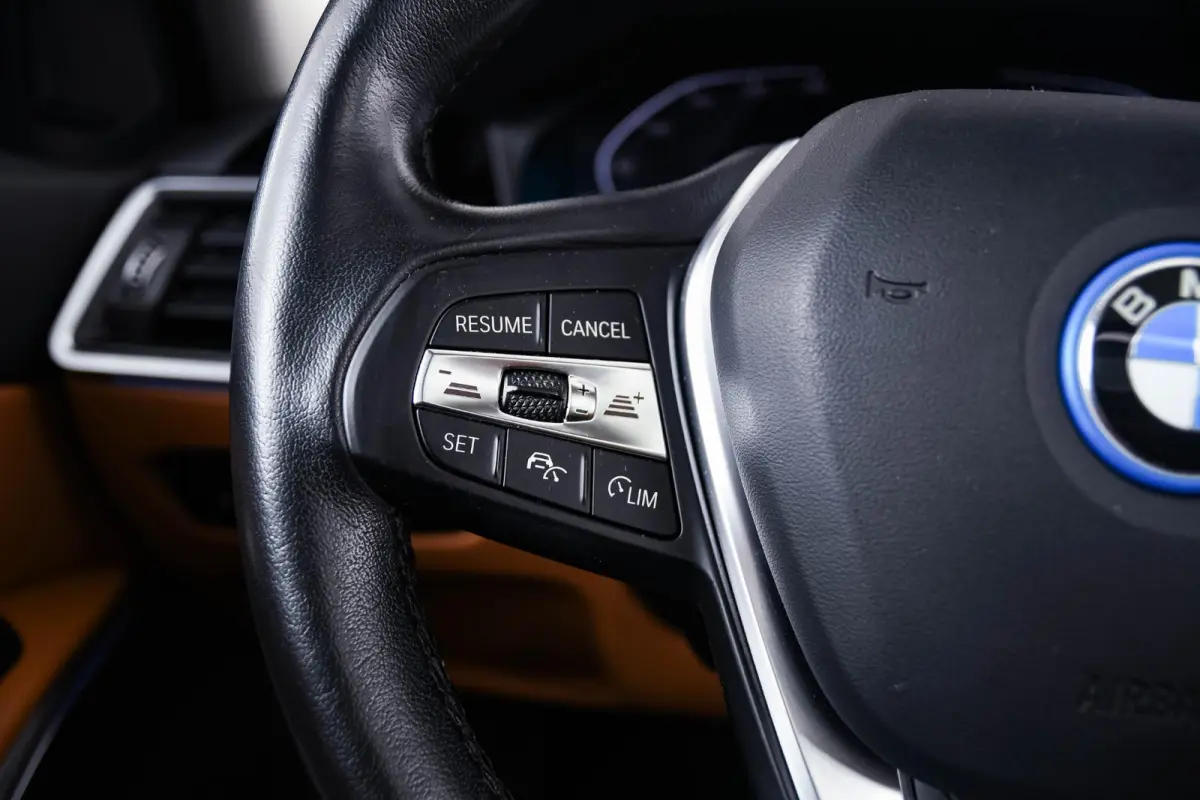 320e Luxury Line - Trekhaak - Panoramadak - Active Cruise Control - Stuurwielrand verwarmd - Elektrisch verstelbare/verwarmde stoelen - Geluiddempende/Getinte ruiten - Parking Assistant -
