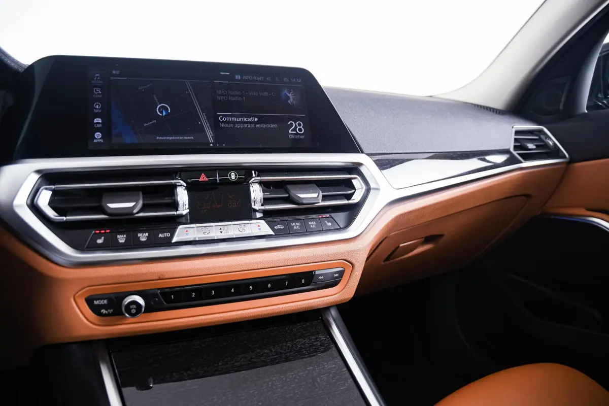 320e Luxury Line - Trekhaak - Panoramadak - Active Cruise Control - Stuurwielrand verwarmd - Elektrisch verstelbare/verwarmde stoelen - Geluiddempende/Getinte ruiten - Parking Assistant -