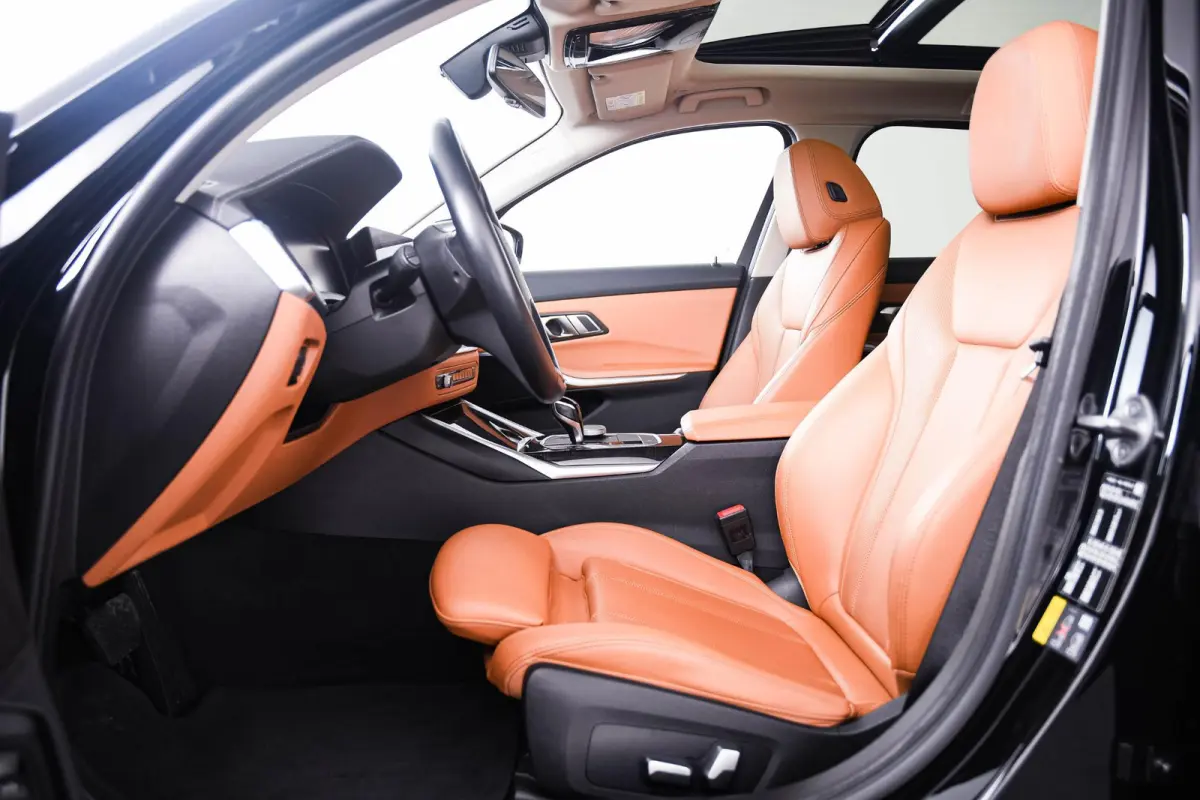320e Luxury Line - Trekhaak - Panoramadak - Active Cruise Control - Stuurwielrand verwarmd - Elektrisch verstelbare/verwarmde stoelen - Geluiddempende/Getinte ruiten - Parking Assistant -