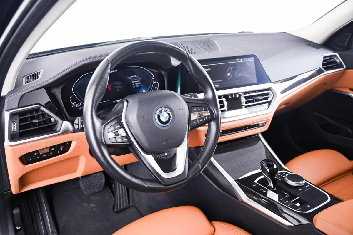 320e Luxury Line - Trekhaak - Panoramadak - Active Cruise Control - Stuurwielrand verwarmd - Elektrisch verstelbare/verwarmde stoelen - Geluiddempende/Getinte ruiten - Parking Assistant -