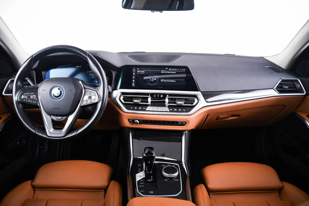 320e Luxury Line - Trekhaak - Panoramadak - Active Cruise Control - Stuurwielrand verwarmd - Elektrisch verstelbare/verwarmde stoelen - Geluiddempende/Getinte ruiten - Parking Assistant -