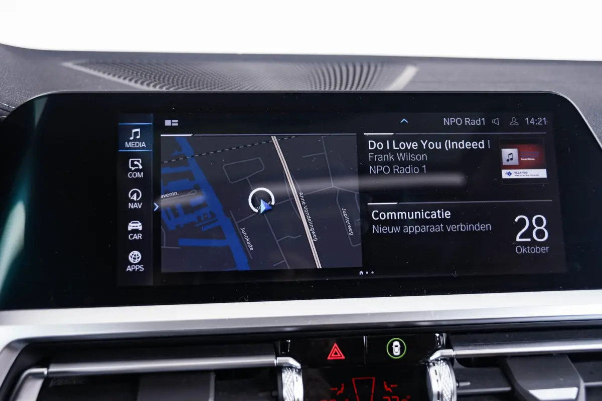 320e Luxury Line - Trekhaak - Panoramadak - Active Cruise Control - Stuurwielrand verwarmd - Elektrisch verstelbare/verwarmde stoelen - Geluiddempende/Getinte ruiten - Parking Assistant -