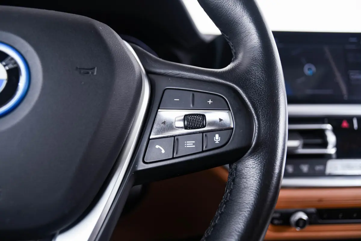 320e Luxury Line - Trekhaak - Panoramadak - Active Cruise Control - Stuurwielrand verwarmd - Elektrisch verstelbare/verwarmde stoelen - Geluiddempende/Getinte ruiten - Parking Assistant -