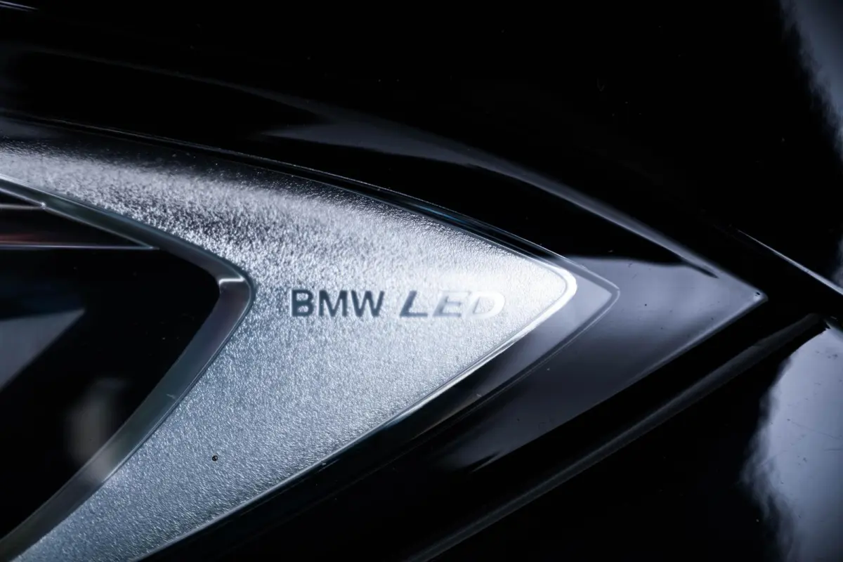 320e Luxury Line - Trekhaak - Panoramadak - Active Cruise Control - Stuurwielrand verwarmd - Elektrisch verstelbare/verwarmde stoelen - Geluiddempende/Getinte ruiten - Parking Assistant -