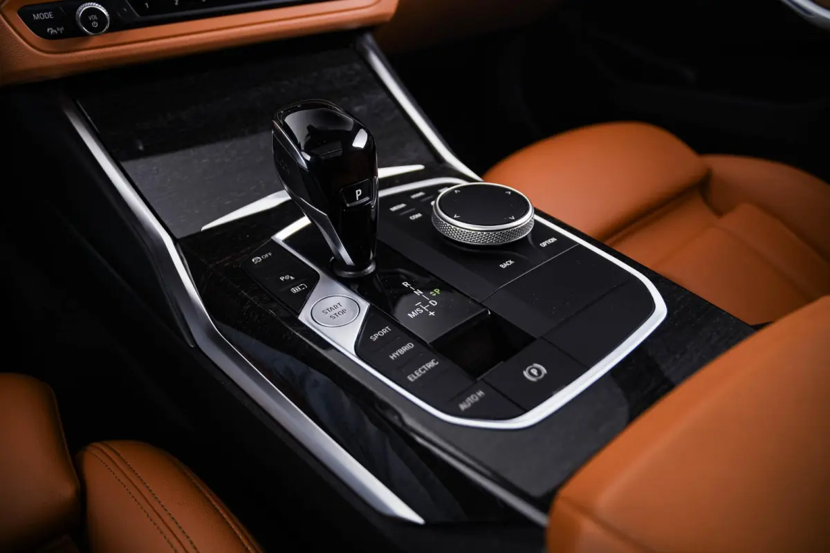 320e Luxury Line - Trekhaak - Panoramadak - Active Cruise Control - Stuurwielrand verwarmd - Elektrisch verstelbare/verwarmde stoelen - Geluiddempende/Getinte ruiten - Parking Assistant -