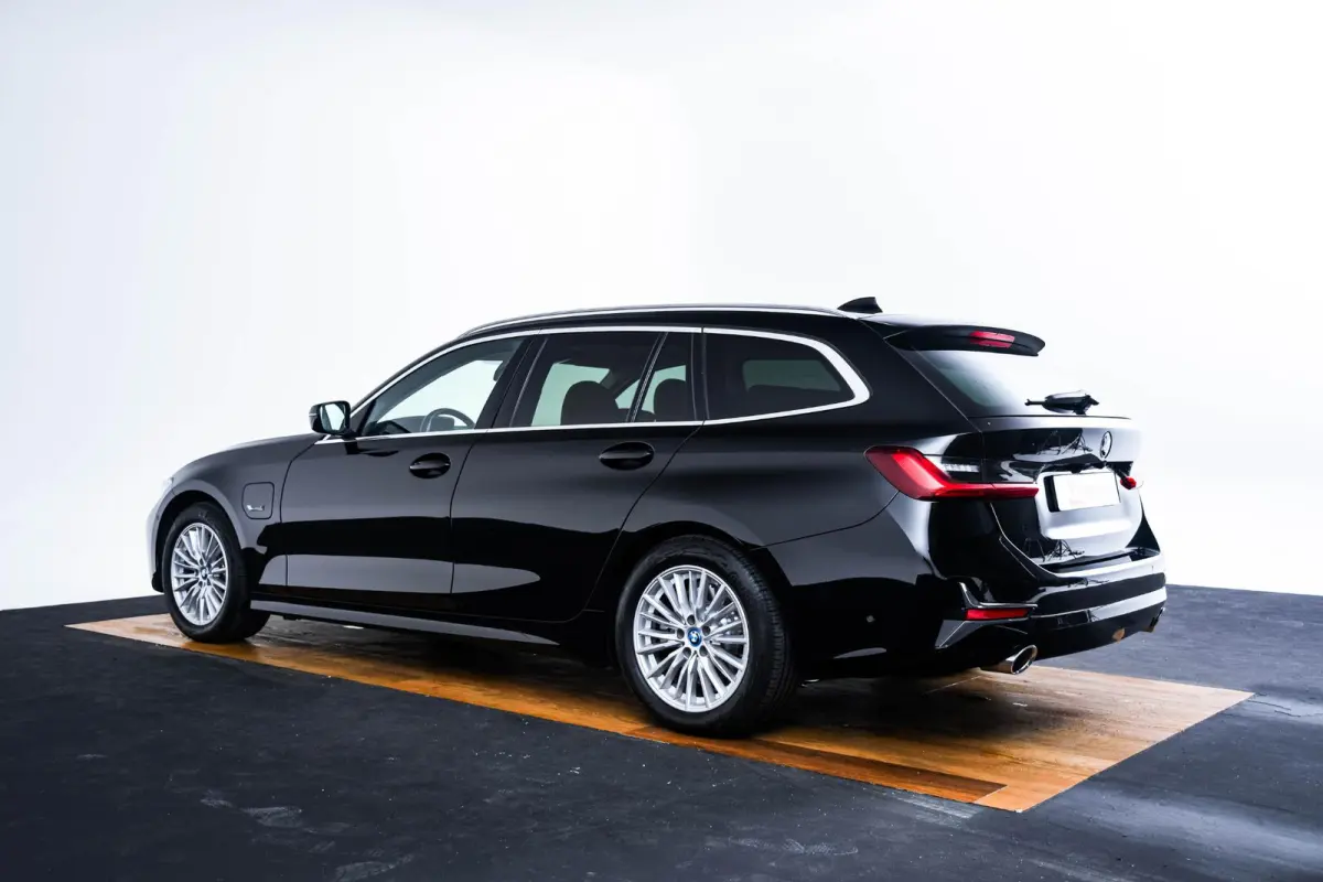 320e Luxury Line - Trekhaak - Panoramadak - Active Cruise Control - Stuurwielrand verwarmd - Elektrisch verstelbare/verwarmde stoelen - Geluiddempende/Getinte ruiten - Parking Assistant -