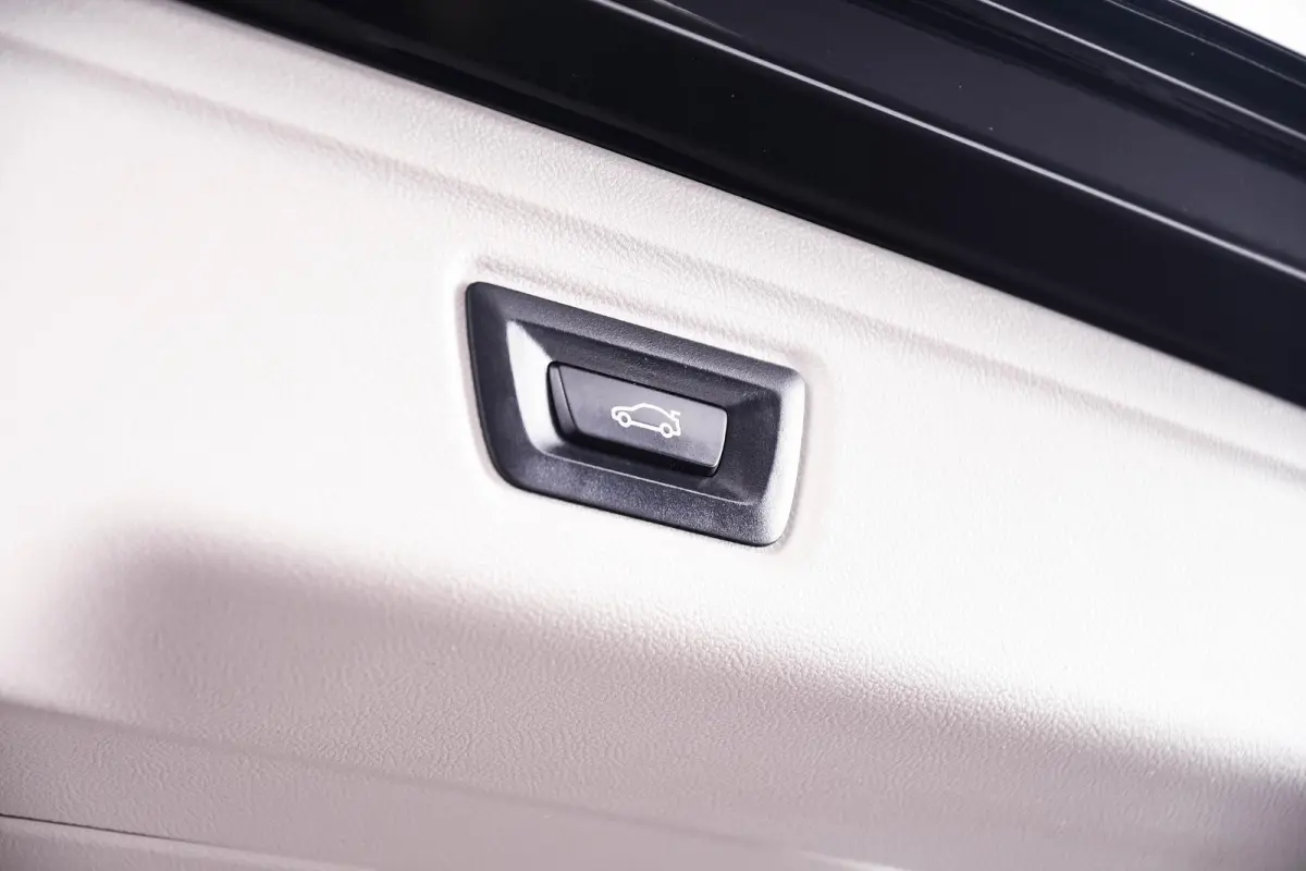 320e Luxury Line - Trekhaak - Panoramadak - Active Cruise Control - Stuurwielrand verwarmd - Elektrisch verstelbare/verwarmde stoelen - Geluiddempende/Getinte ruiten - Parking Assistant -
