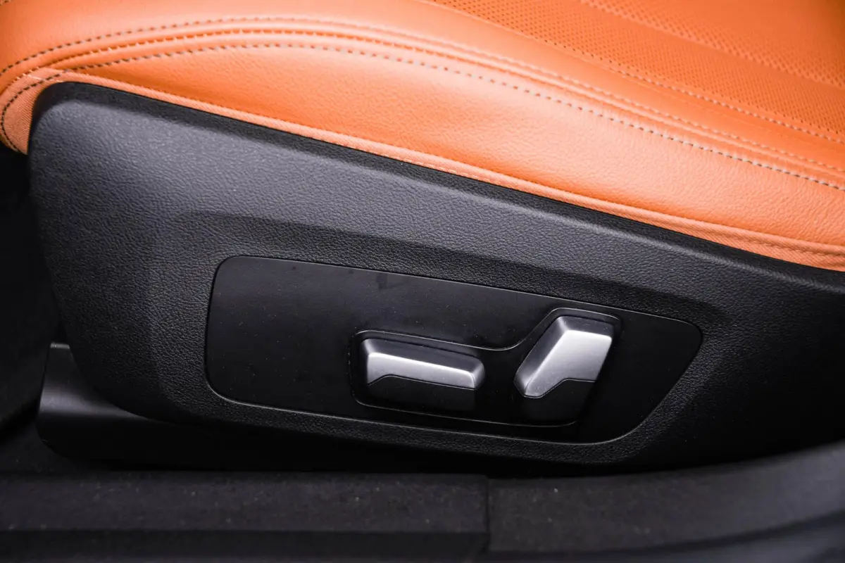 320e Luxury Line - Trekhaak - Panoramadak - Active Cruise Control - Stuurwielrand verwarmd - Elektrisch verstelbare/verwarmde stoelen - Geluiddempende/Getinte ruiten - Parking Assistant -