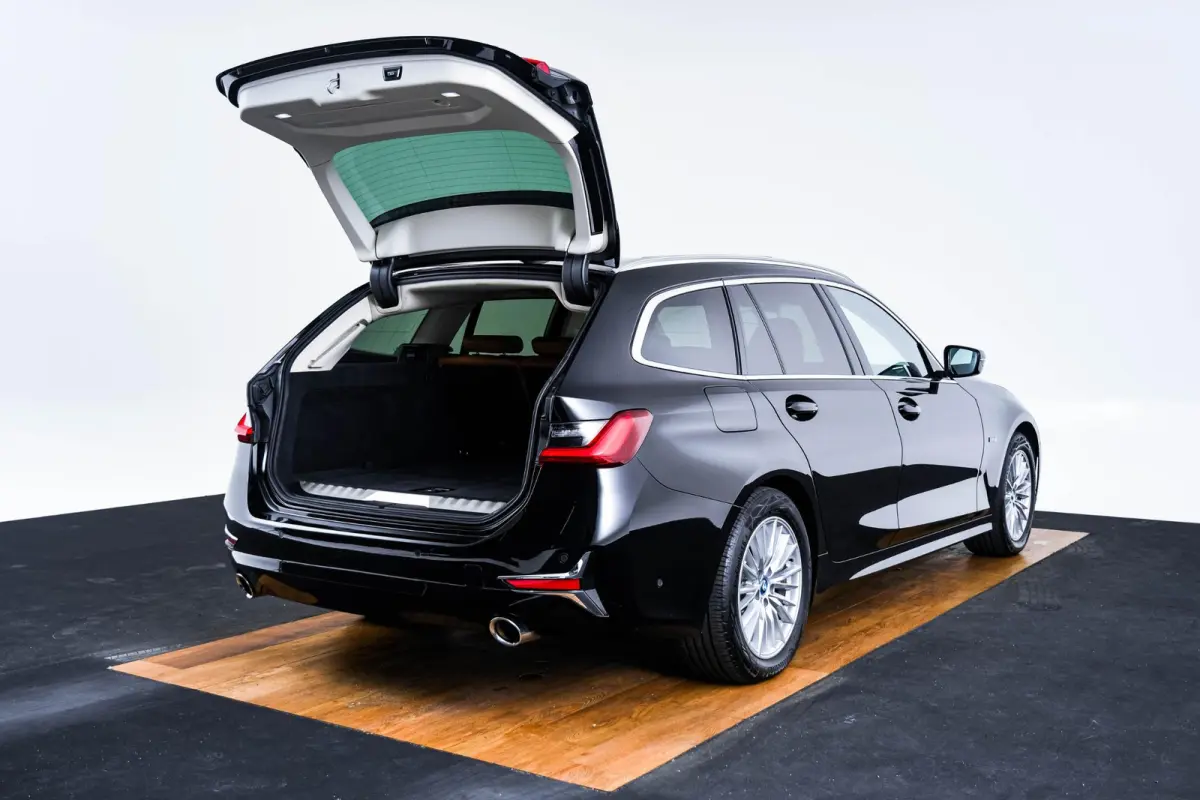 320e Luxury Line - Trekhaak - Panoramadak - Active Cruise Control - Stuurwielrand verwarmd - Elektrisch verstelbare/verwarmde stoelen - Geluiddempende/Getinte ruiten - Parking Assistant -