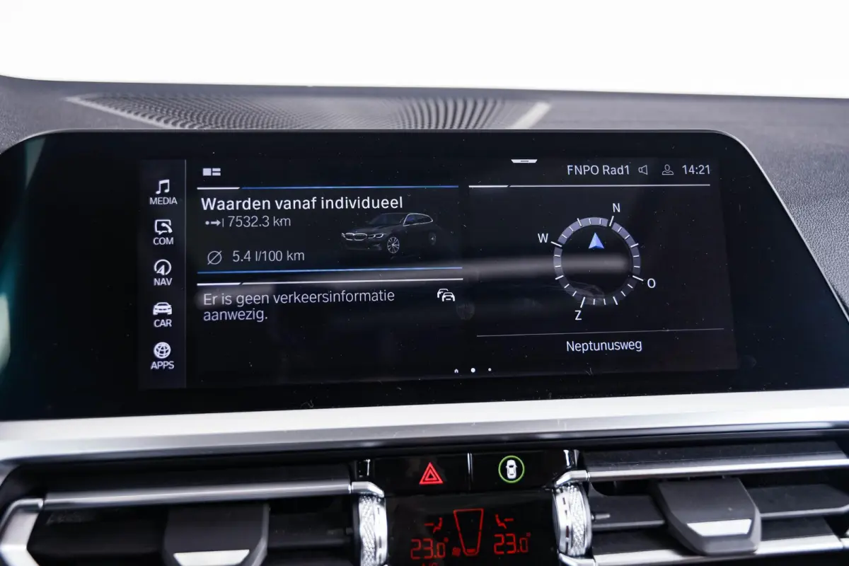320e Luxury Line - Trekhaak - Panoramadak - Active Cruise Control - Stuurwielrand verwarmd - Elektrisch verstelbare/verwarmde stoelen - Geluiddempende/Getinte ruiten - Parking Assistant -