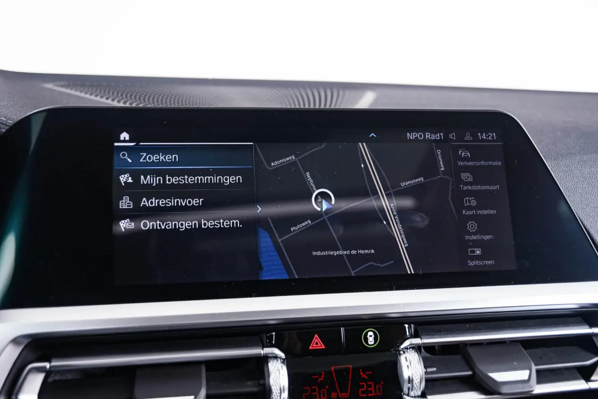 320e Luxury Line - Trekhaak - Panoramadak - Active Cruise Control - Stuurwielrand verwarmd - Elektrisch verstelbare/verwarmde stoelen - Geluiddempende/Getinte ruiten - Parking Assistant -