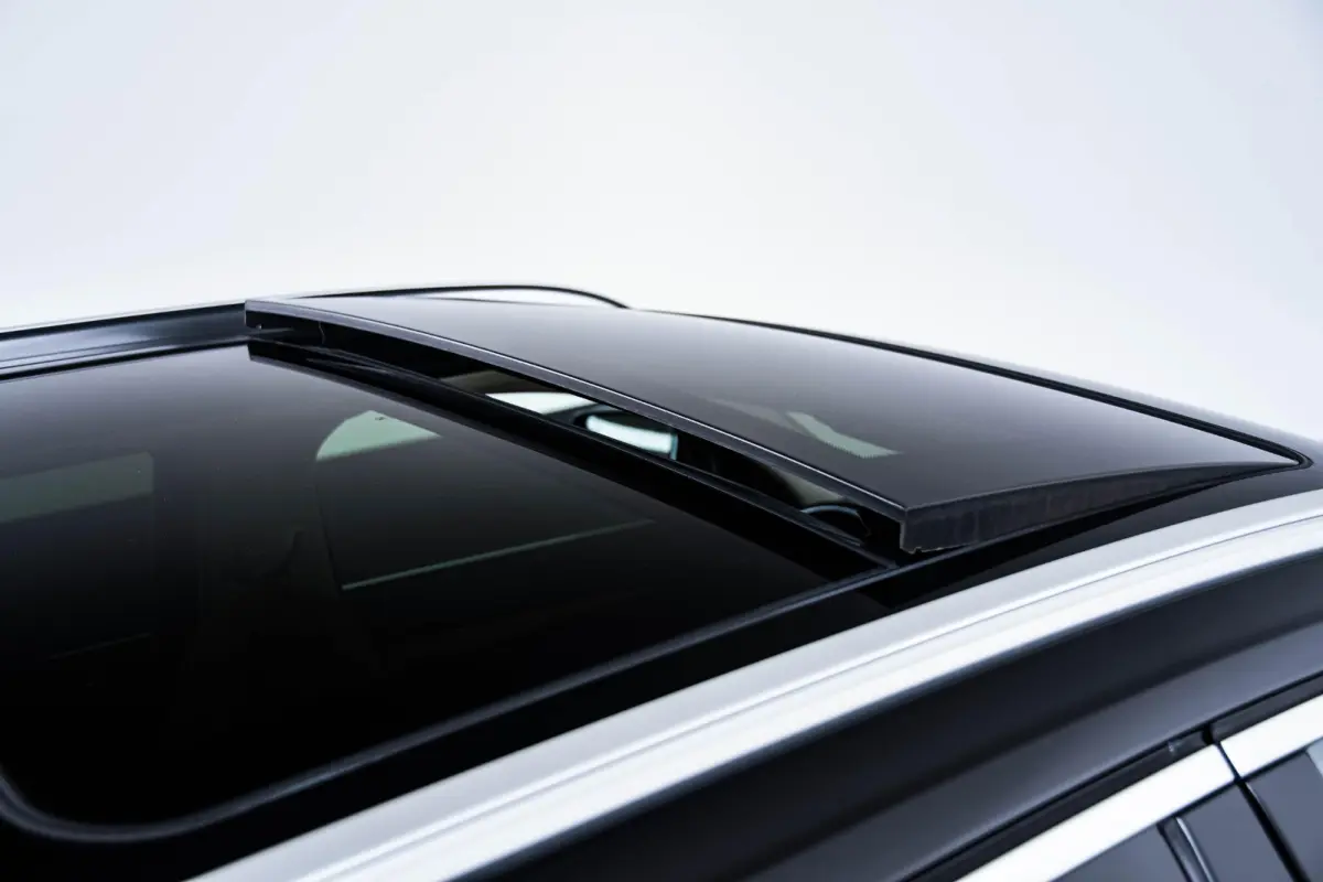 320e Luxury Line - Trekhaak - Panoramadak - Active Cruise Control - Stuurwielrand verwarmd - Elektrisch verstelbare/verwarmde stoelen - Geluiddempende/Getinte ruiten - Parking Assistant -