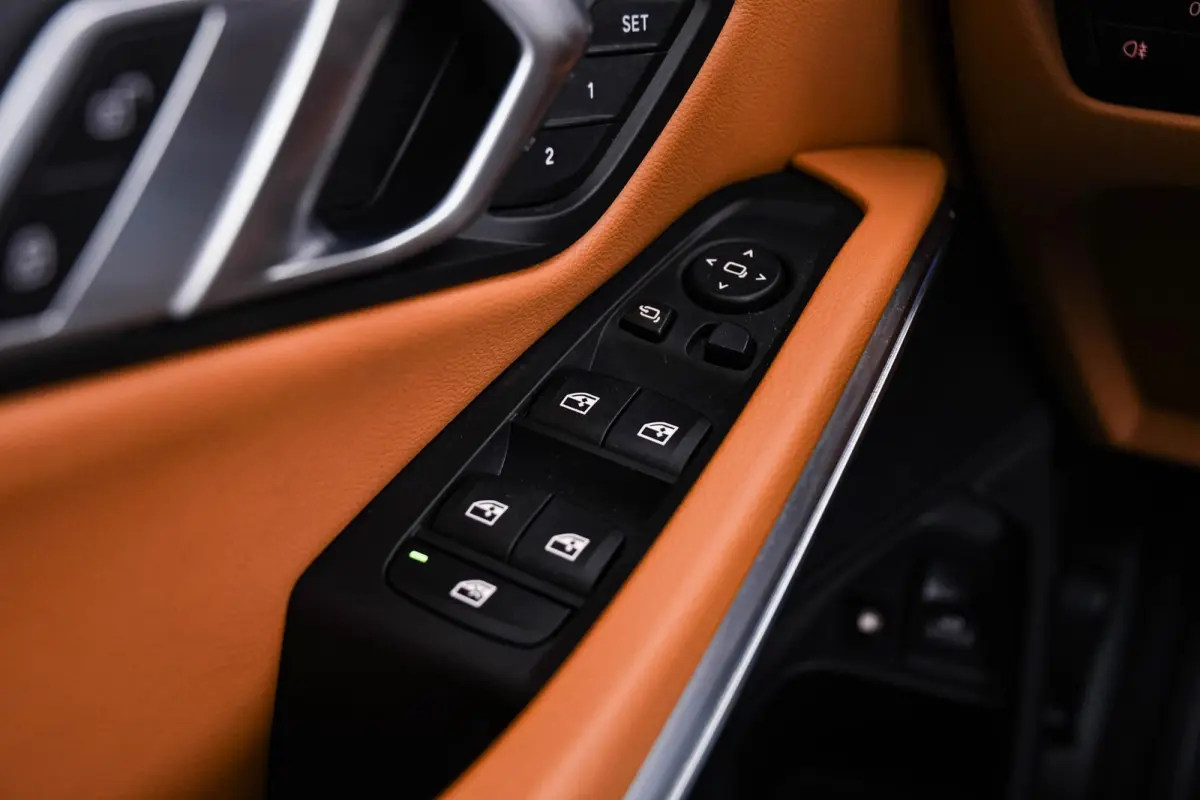 320e Luxury Line - Trekhaak - Panoramadak - Active Cruise Control - Stuurwielrand verwarmd - Elektrisch verstelbare/verwarmde stoelen - Geluiddempende/Getinte ruiten - Parking Assistant -