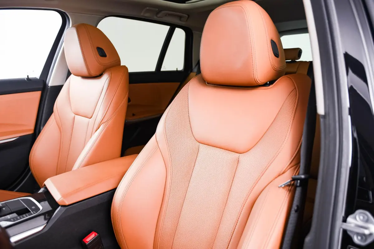 320e Luxury Line - Trekhaak - Panoramadak - Active Cruise Control - Stuurwielrand verwarmd - Elektrisch verstelbare/verwarmde stoelen - Geluiddempende/Getinte ruiten - Parking Assistant -