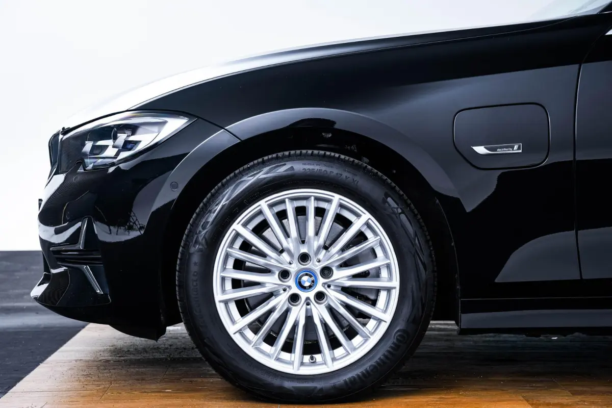 320e Luxury Line - Trekhaak - Panoramadak - Active Cruise Control - Stuurwielrand verwarmd - Elektrisch verstelbare/verwarmde stoelen - Geluiddempende/Getinte ruiten - Parking Assistant -
