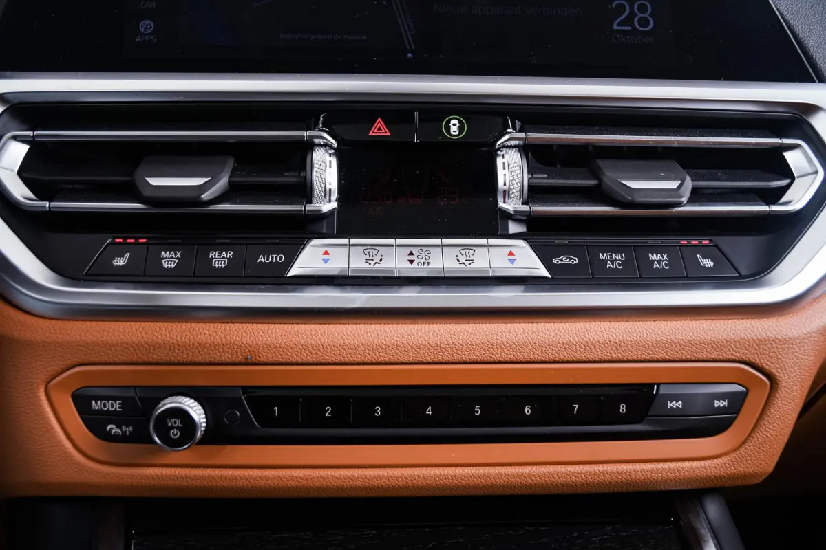 320e Luxury Line - Trekhaak - Panoramadak - Active Cruise Control - Stuurwielrand verwarmd - Elektrisch verstelbare/verwarmde stoelen - Geluiddempende/Getinte ruiten - Parking Assistant -