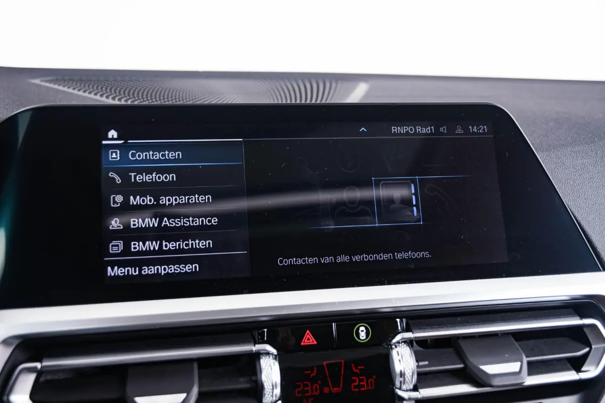 320e Luxury Line - Trekhaak - Panoramadak - Active Cruise Control - Stuurwielrand verwarmd - Elektrisch verstelbare/verwarmde stoelen - Geluiddempende/Getinte ruiten - Parking Assistant -