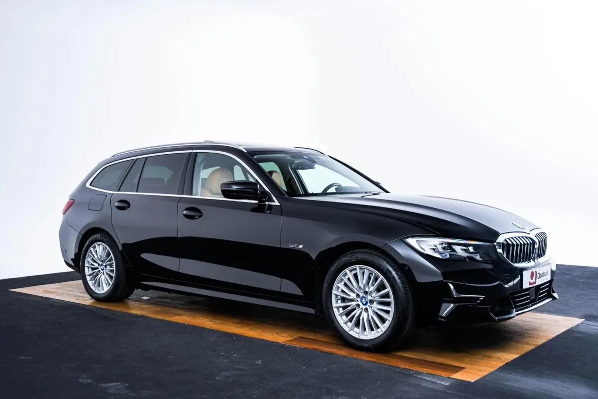 320e Luxury Line - Trekhaak - Panoramadak - Active Cruise Control - Stuurwielrand verwarmd - Elektrisch verstelbare/verwarmde stoelen - Geluiddempende/Getinte ruiten - Parking Assistant -
