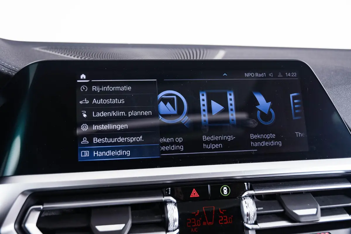 320e Luxury Line - Trekhaak - Panoramadak - Active Cruise Control - Stuurwielrand verwarmd - Elektrisch verstelbare/verwarmde stoelen - Geluiddempende/Getinte ruiten - Parking Assistant -