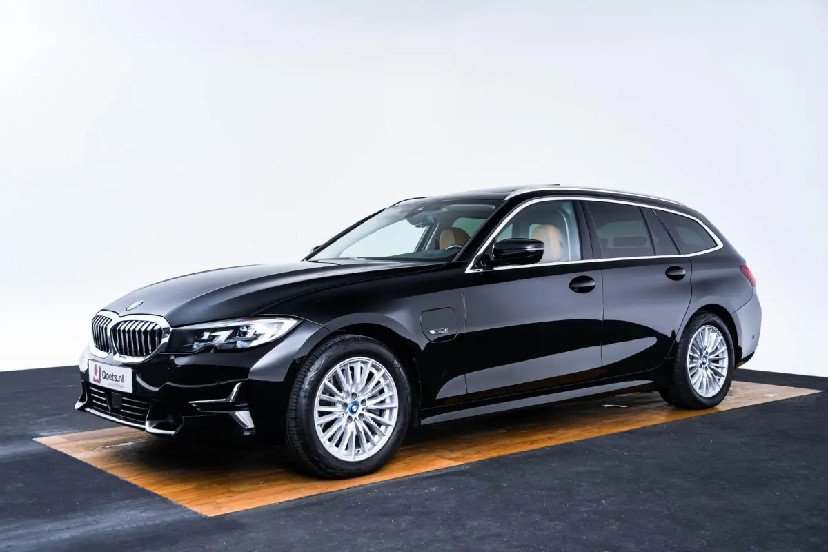 320e Luxury Line - Trekhaak - Panoramadak - Active Cruise Control - Stuurwielrand verwarmd - Elektrisch verstelbare/verwarmde stoelen - Geluiddempende/Getinte ruiten - Parking Assistant -