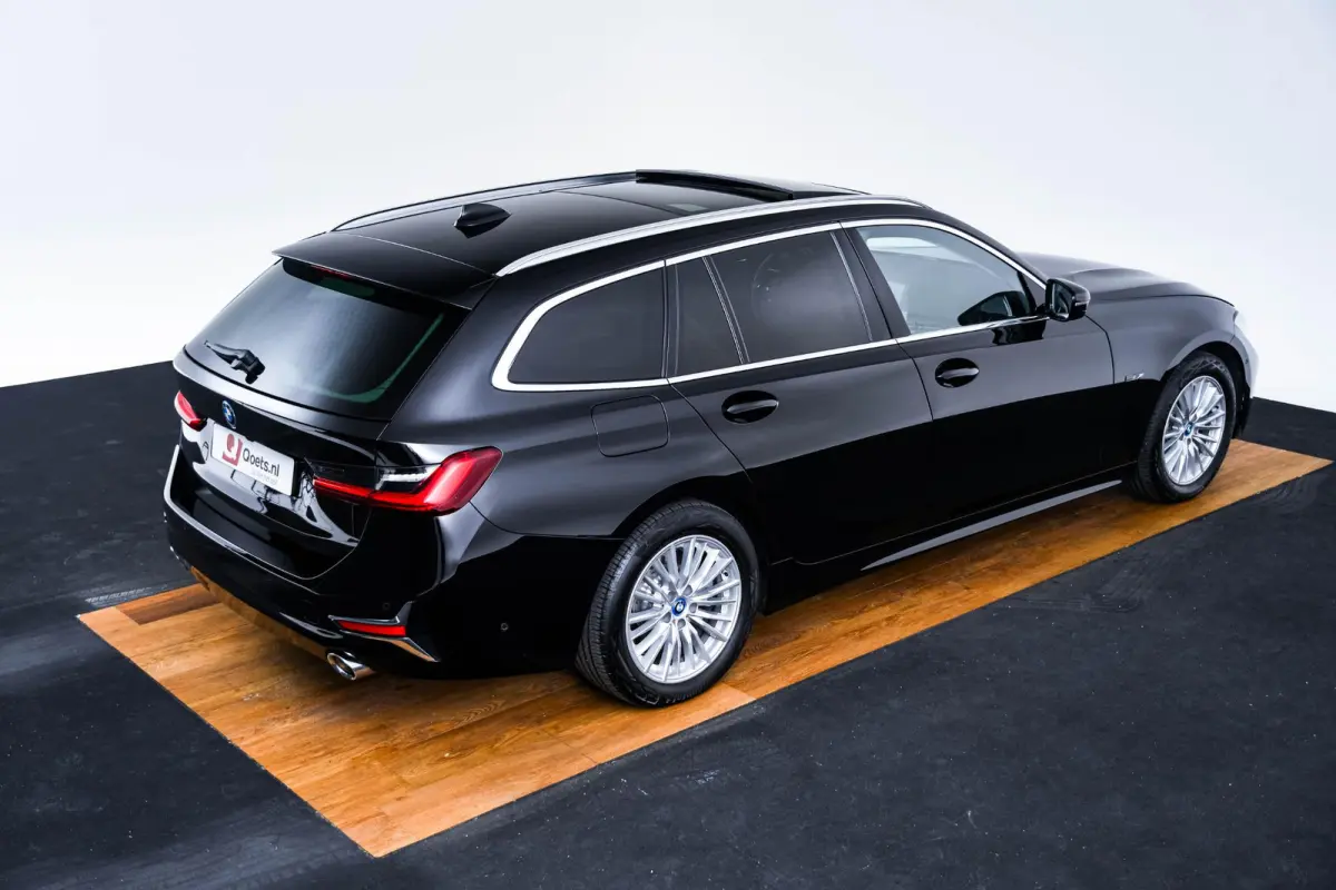 320e Luxury Line - Trekhaak - Panoramadak - Active Cruise Control - Stuurwielrand verwarmd - Elektrisch verstelbare/verwarmde stoelen - Geluiddempende/Getinte ruiten - Parking Assistant -