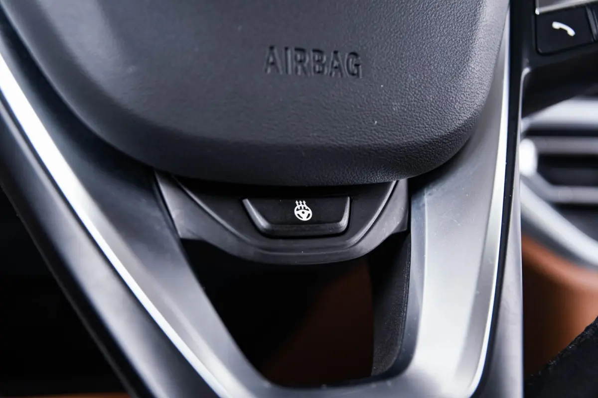 320e Luxury Line - Trekhaak - Panoramadak - Active Cruise Control - Stuurwielrand verwarmd - Elektrisch verstelbare/verwarmde stoelen - Geluiddempende/Getinte ruiten - Parking Assistant -