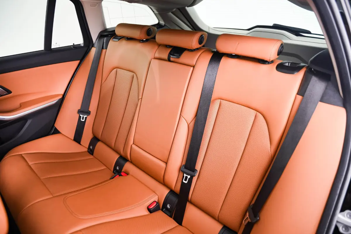 320e Luxury Line - Trekhaak - Panoramadak - Active Cruise Control - Stuurwielrand verwarmd - Elektrisch verstelbare/verwarmde stoelen - Geluiddempende/Getinte ruiten - Parking Assistant -
