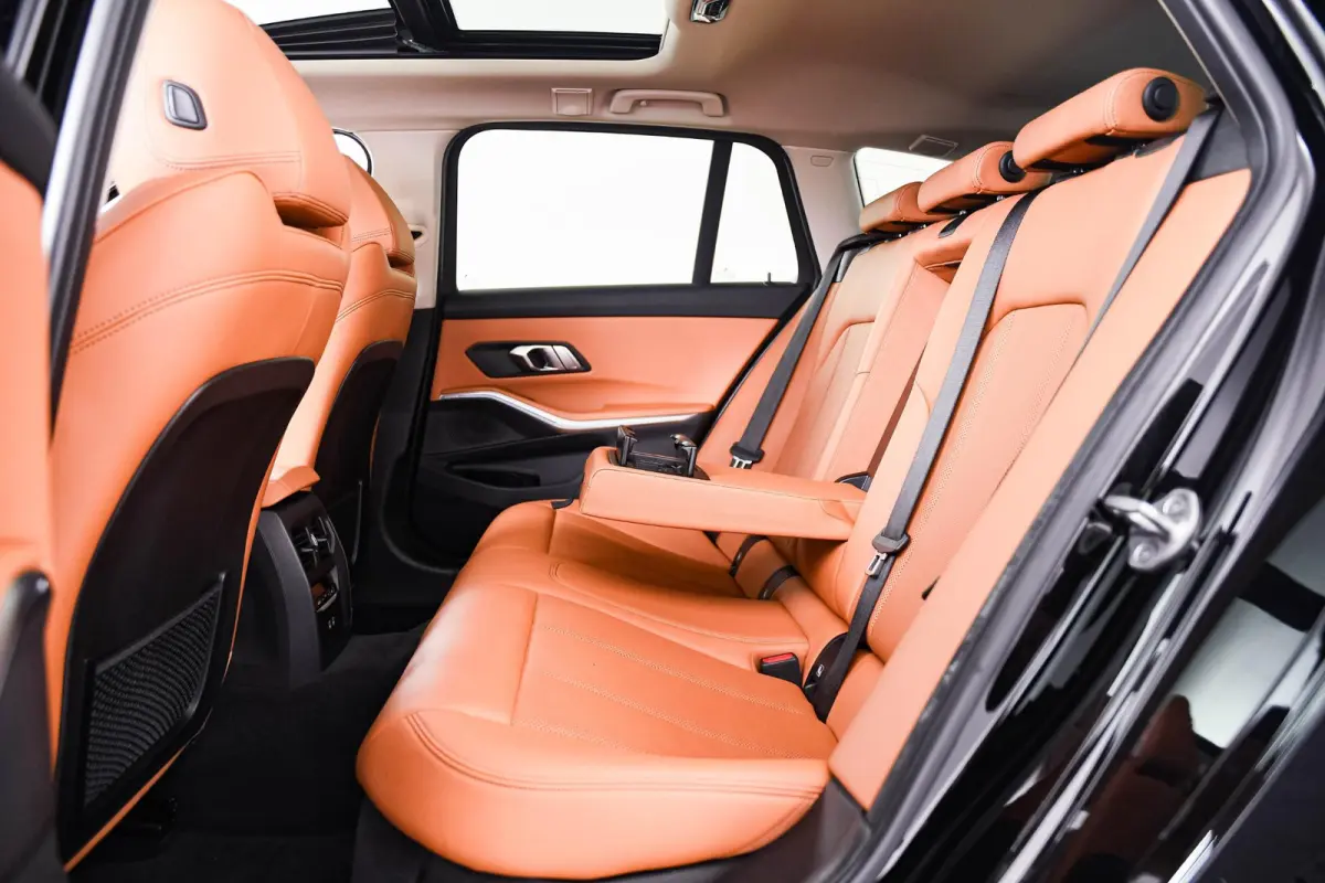 320e Luxury Line - Trekhaak - Panoramadak - Active Cruise Control - Stuurwielrand verwarmd - Elektrisch verstelbare/verwarmde stoelen - Geluiddempende/Getinte ruiten - Parking Assistant -