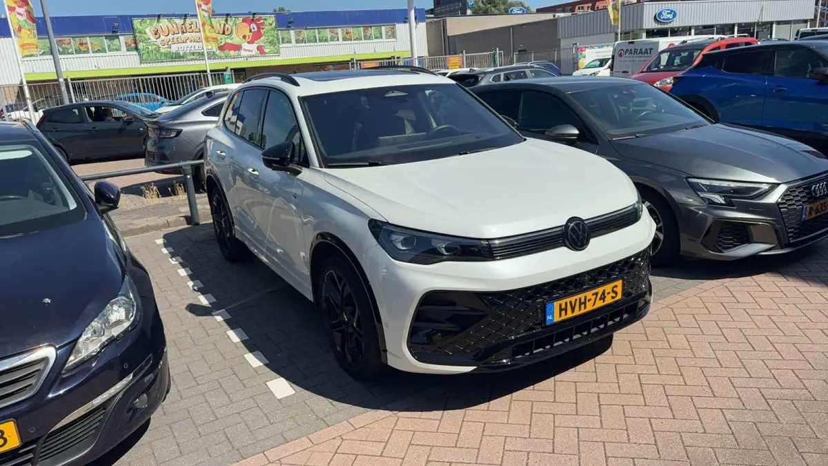 1.5 eHybrid R-Line Edition | PANO-SCHUIFDAK | HARMAN KARDON | TREKHAAK | BLACK PACK