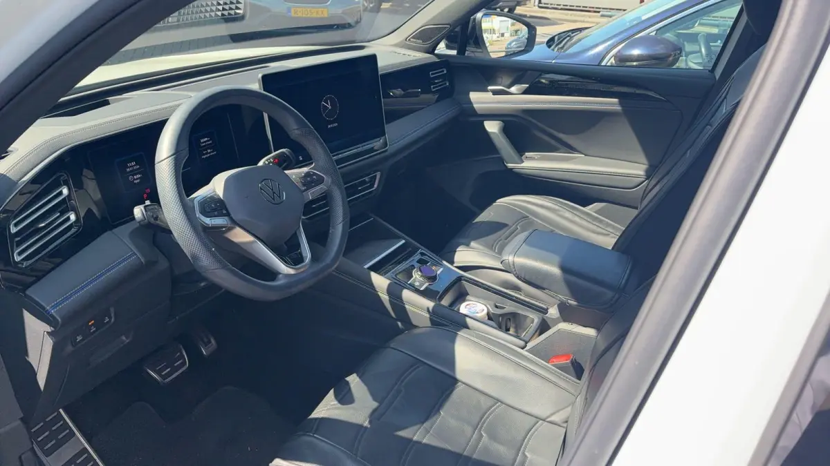 1.5 eHybrid R-Line Edition | PANO-SCHUIFDAK | HARMAN KARDON | TREKHAAK | BLACK PACK