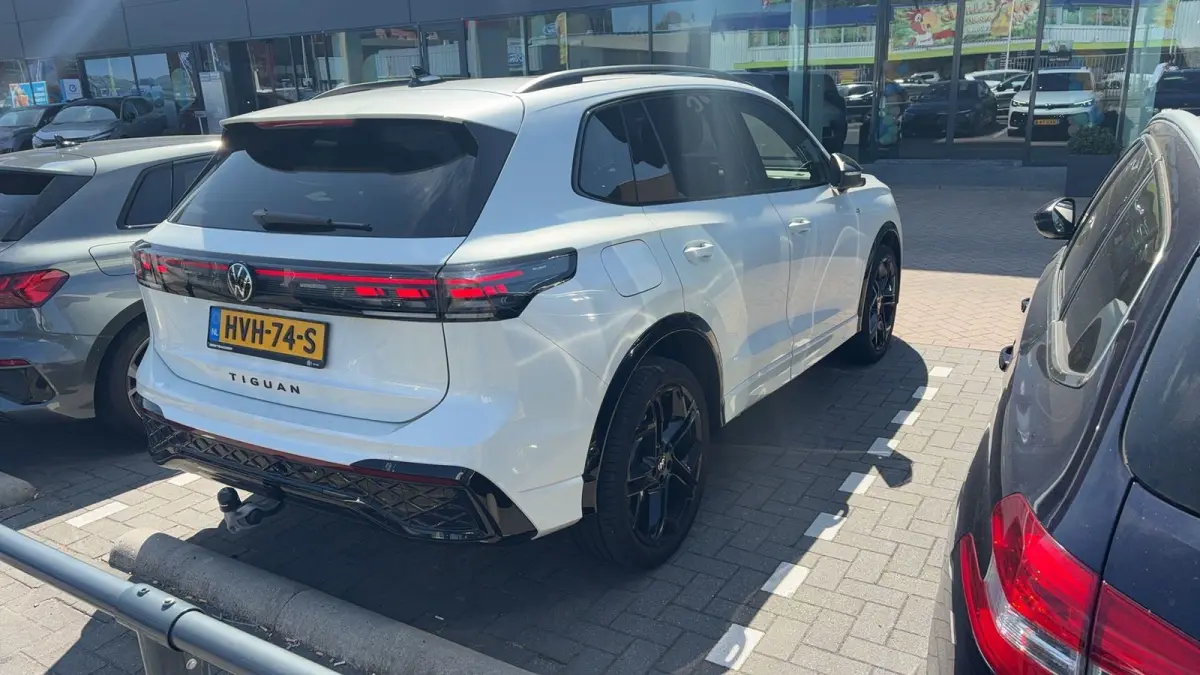 1.5 eHybrid R-Line Edition | PANO-SCHUIFDAK | HARMAN KARDON | TREKHAAK | BLACK PACK