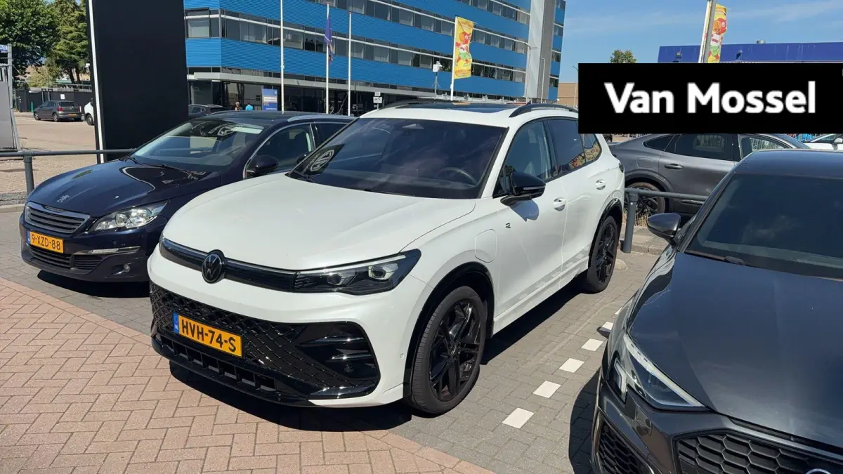 1.5 eHybrid R-Line Edition | PANO-SCHUIFDAK | HARMAN KARDON | TREKHAAK | BLACK PACK