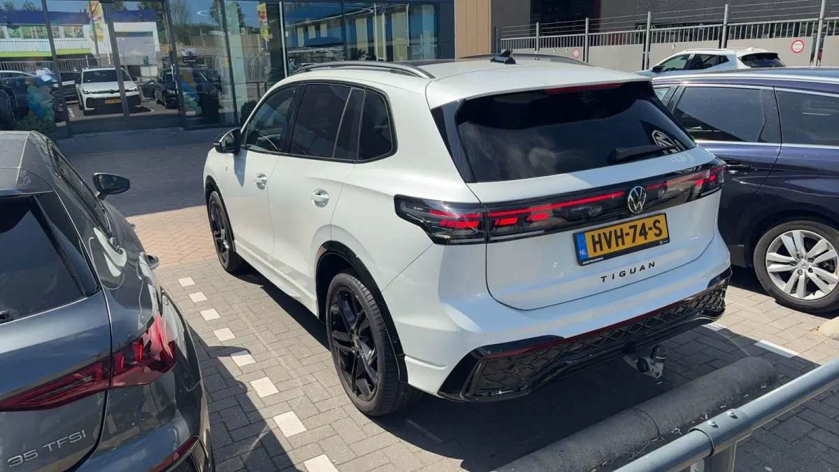 1.5 eHybrid R-Line Edition | PANO-SCHUIFDAK | HARMAN KARDON | TREKHAAK | BLACK PACK