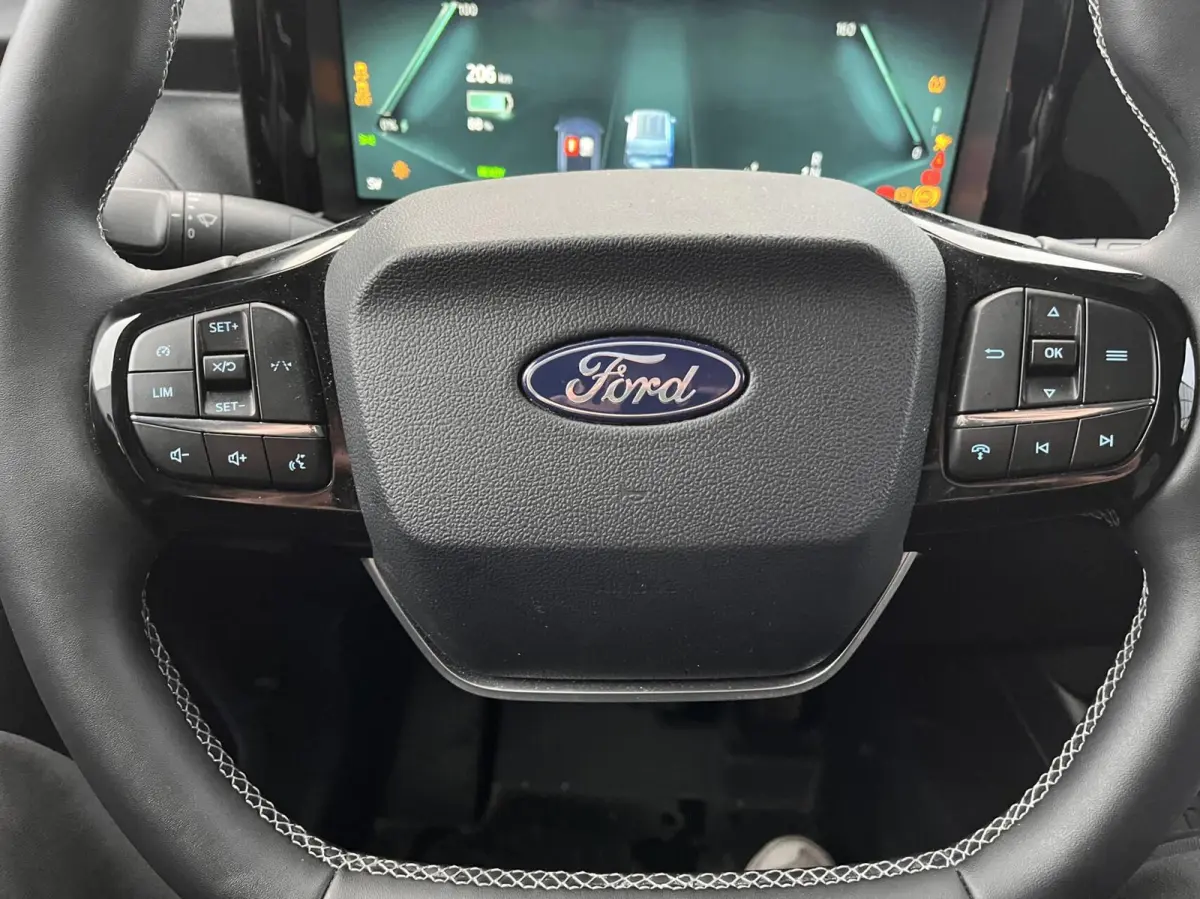 Cour. Limited 44 kWh 136PK Winterpack Cruise Camera Carplay-Navi Parkeersensoren Climate Draadloos Telefoonlader *Emissiezonevriendelijk*