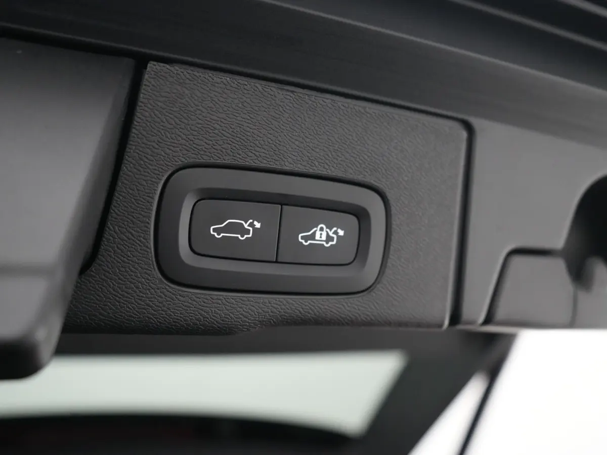 T8 Recharge AWD Ultra Black Edition | Luchtvering | Head-Up | Harman/Kardon | 360° | Panoramadak | 21" | Sportstoel