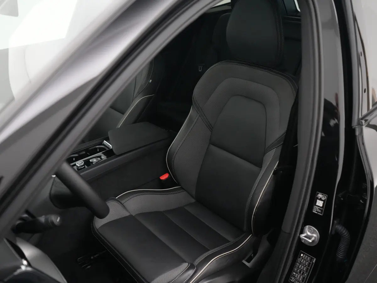 T8 Recharge AWD Ultra Black Edition | Luchtvering | Head-Up | Harman/Kardon | 360° | Panoramadak | 21" | Sportstoel