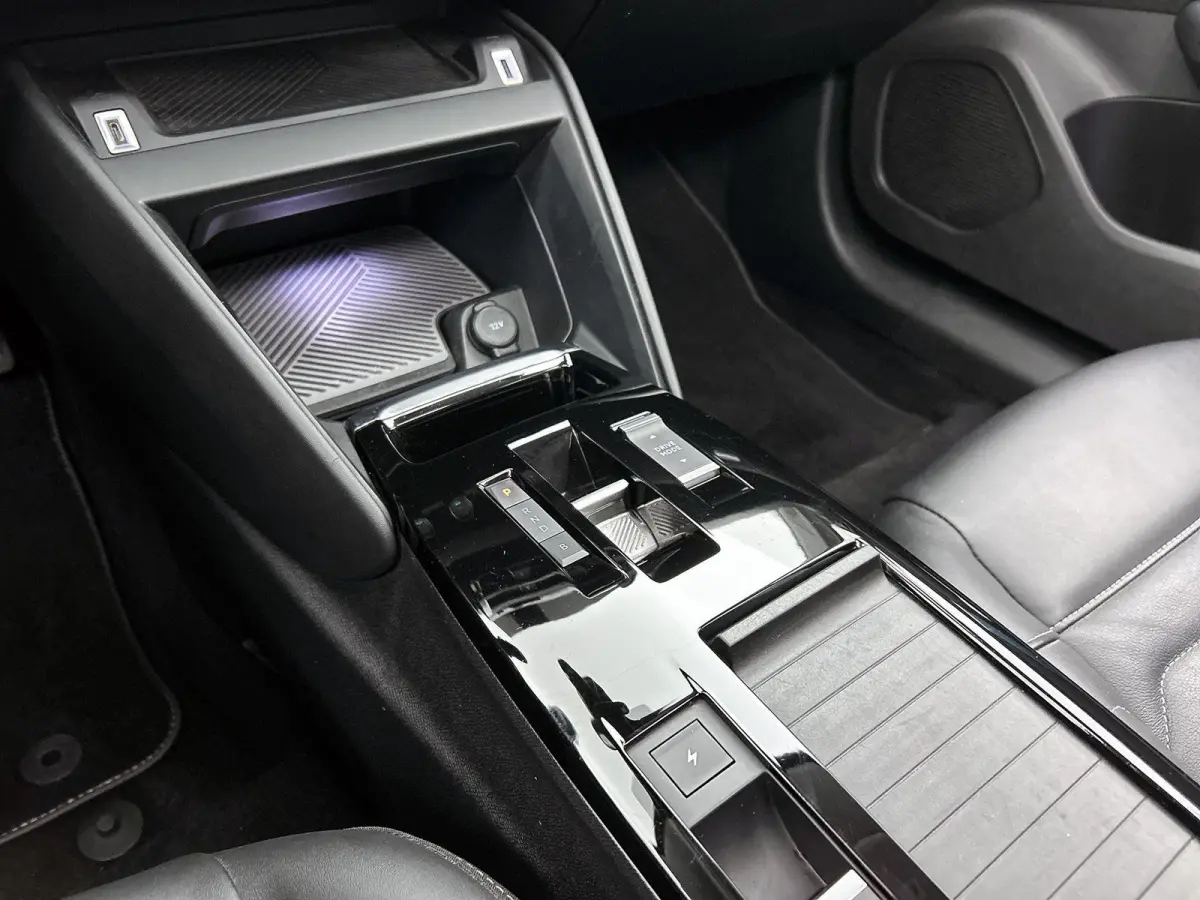 Shine 50 kWh 136pk | Accu 91% | Navigatie | Panoramisch schuif-kanteldak | 360° Camera | Lederen comfortstoel elektrisch+verwarmd+massage | Climate Control | Adaptieve Cruise Control | Full