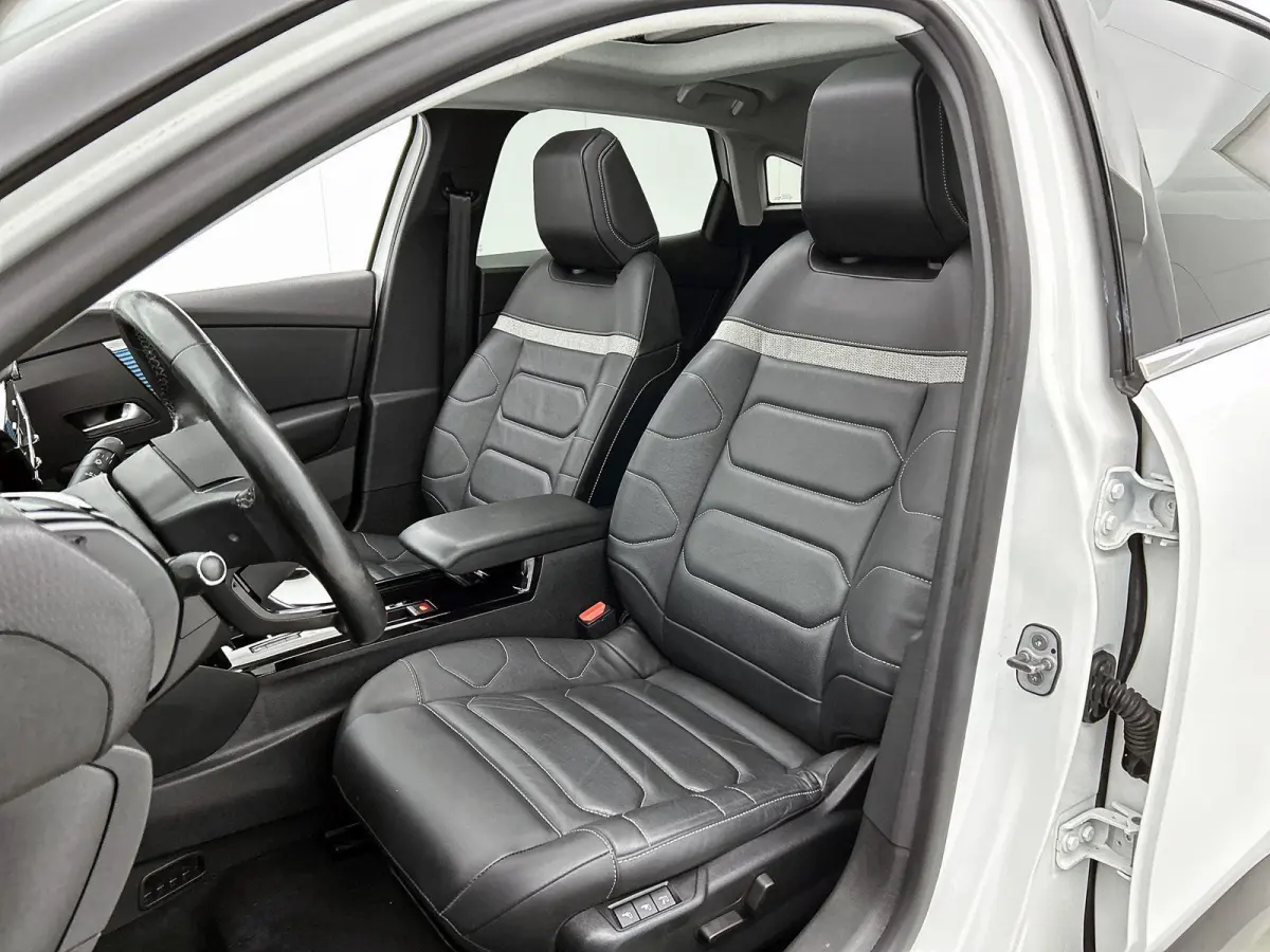 Shine 50 kWh 136pk | Accu 91% | Navigatie | Panoramisch schuif-kanteldak | 360° Camera | Lederen comfortstoel elektrisch+verwarmd+massage | Climate Control | Adaptieve Cruise Control | Full