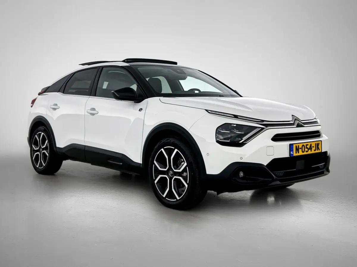 Shine 50 kWh 136pk | Accu 91% | Navigatie | Panoramisch schuif-kanteldak | 360° Camera | Lederen comfortstoel elektrisch+verwarmd+massage | Climate Control | Adaptieve Cruise Control | Full