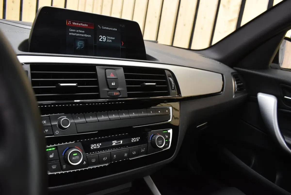 118i Executive M Sport 107dkm Leer LED Automaat NL-auto 18"4S Clima Stoelverw. + Nwe APK