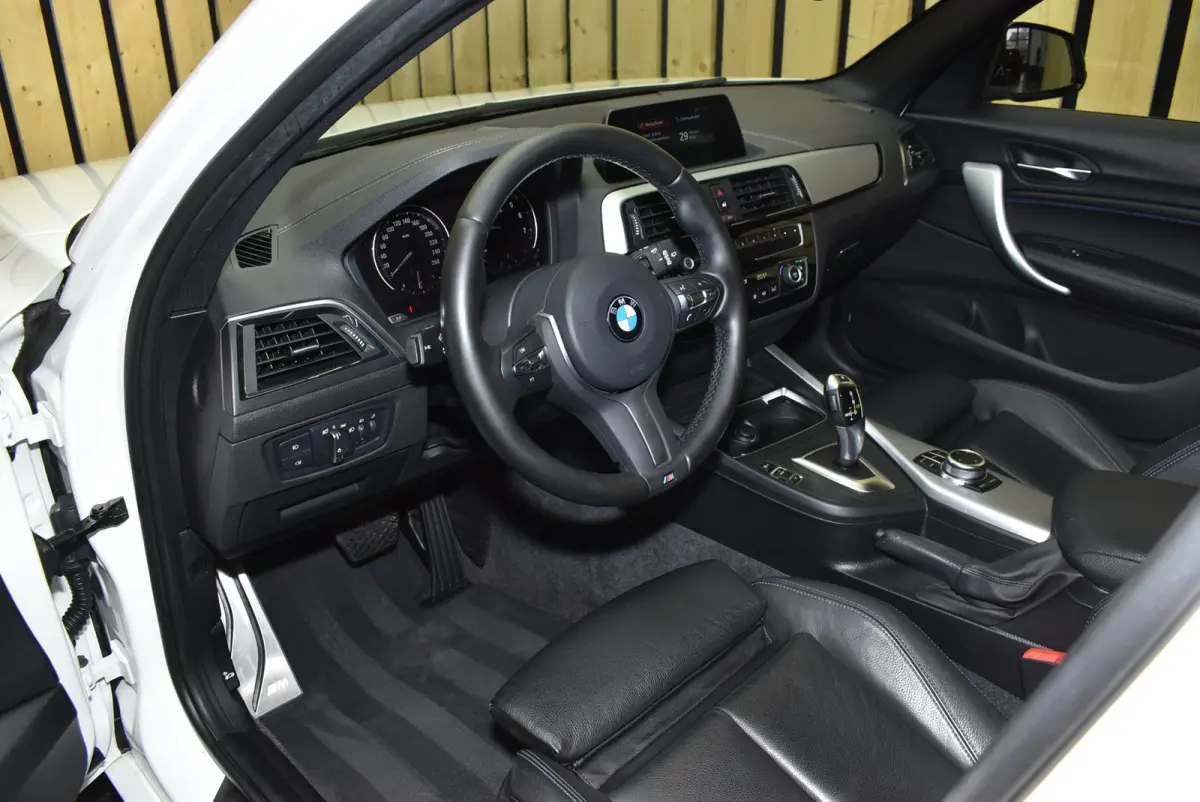 118i Executive M Sport 107dkm Leer LED Automaat NL-auto 18"4S Clima Stoelverw. + Nwe APK